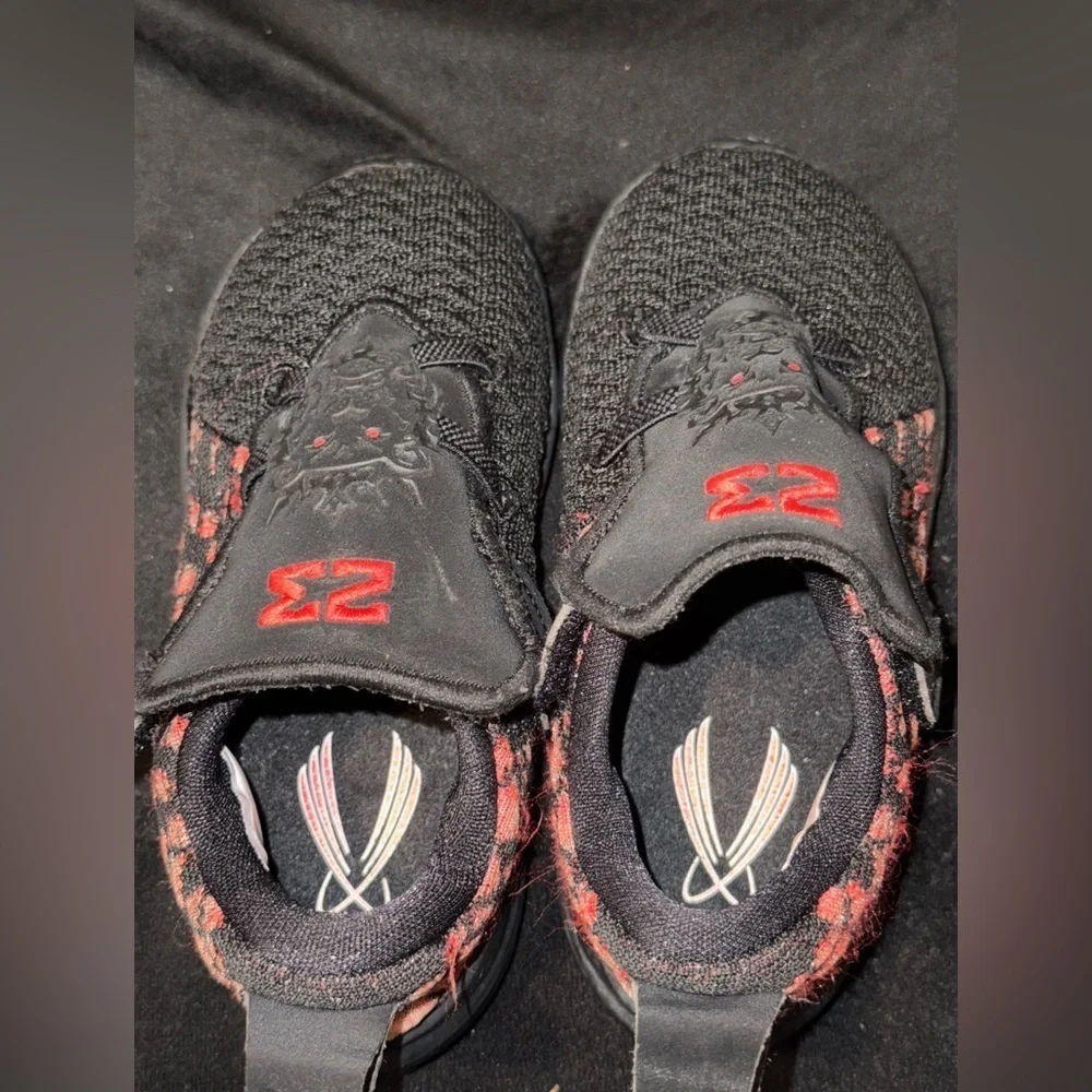 Nike LeBron 17 Black Red Toddler Size 9C 23 Lion
